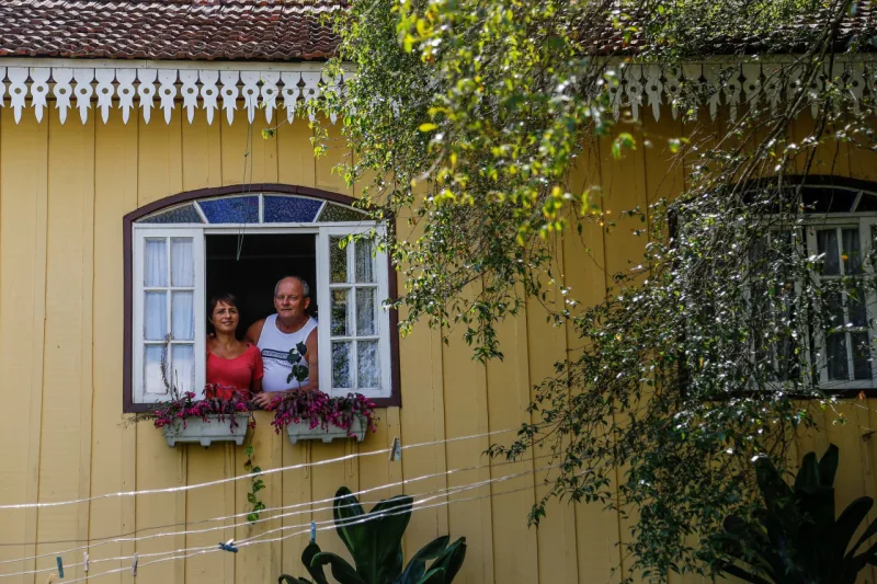 Leni Lima e Gilberto Mafazolli conservam a casa de madeira, e seus lambrequins, com muito empenho e cuidado. Foto: Jonathan Campos