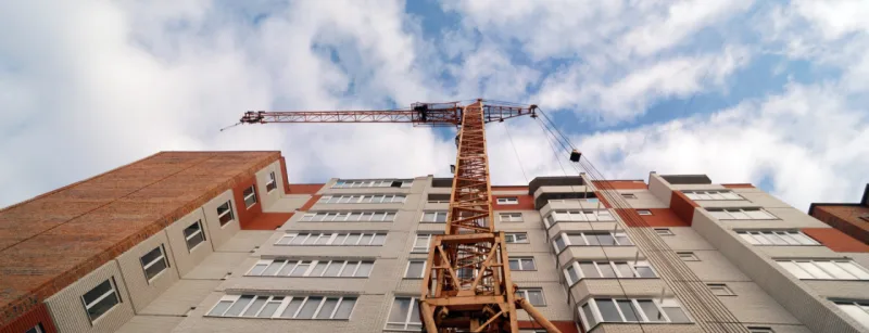 Observar o descritivo do projeto que foi vendido, inclusive conferindo a metragem é importante na hora de pegar as chaves com a construtora. O ideal é ter um engenheiro de confiança durante o processo. Foto: Bigstock