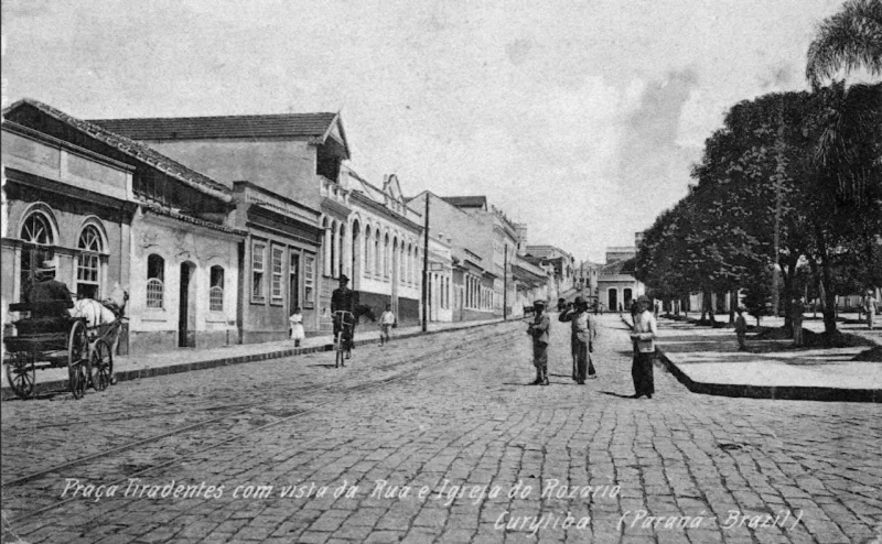 Passeio guiado apresenta a história de Curitiba por meio de prédios icônicos