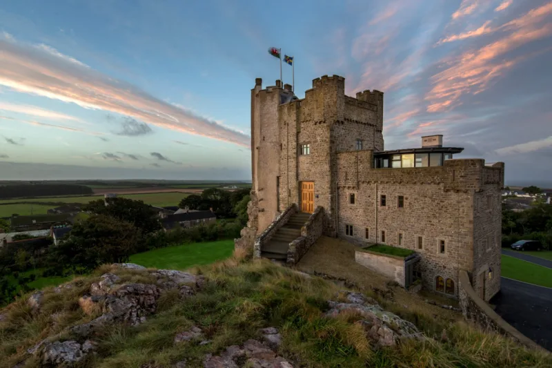 Esse é o Roch Castle, no Reino Unido. Uma das opções disponíveis para hospedagem em castelos pelo mundo. Fotos: Booking / Divulgação