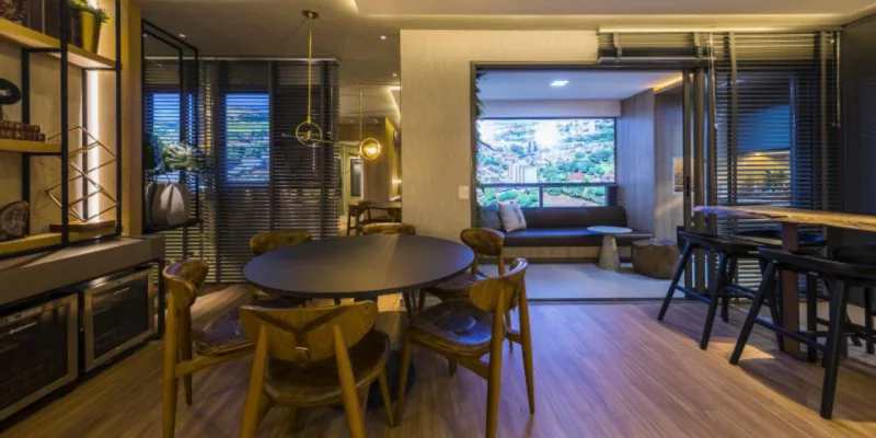 Apartamento decorado segue a linguagem moderna do empreendimento.