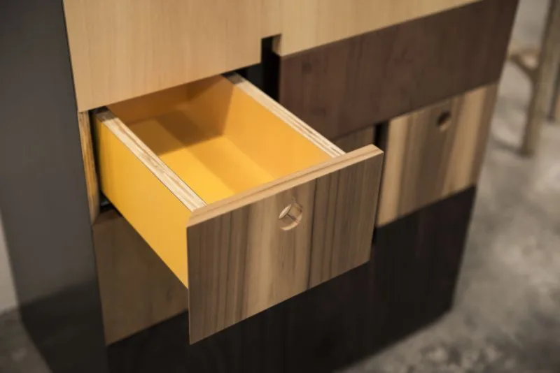 Detalhe da mobília que tem o interior amarelo. Foto: Leticia Akemi/Gazeta do Povo