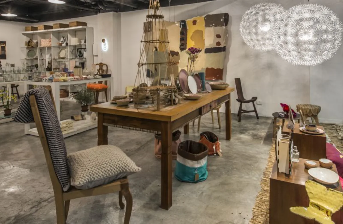 Samambaia oferece cerâmicas, plantas, artigos de cozinha diferenciados, mobília, itens de papelaria, sabonetes artesanais, produtos à base de óleos essenciais, livros e artigos decorativos, entre outros produtos com foco no design. Foto: Leticia Akemi/Gazeta do Povo