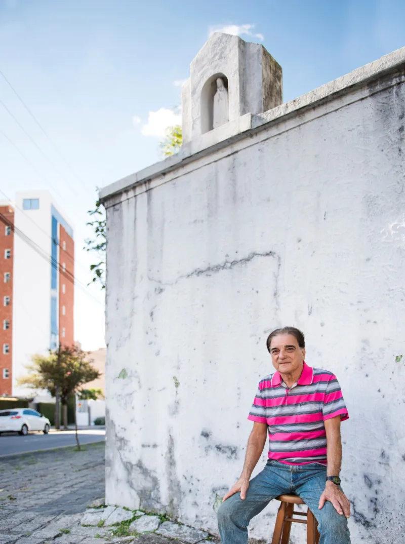 Dejalma Assunção, 72 anos: "A santa não tem preço". Foto: Letícia Akemi / Gazeta do Povo