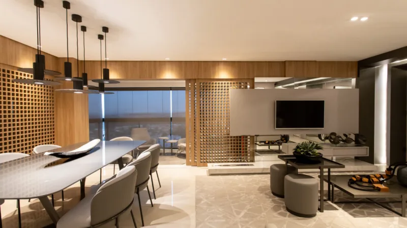 O living contemporâneo, assinado pelo escritório Juliana Maciel Arquitetura e Interiores, recebe bastante luz natural.