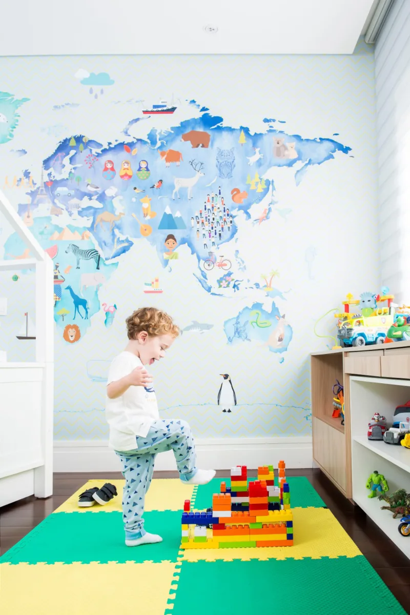Pietro interage com o quarto onde a pintura de um mapa mundi fez toda a diferença.
Foto: Letícia Akemi / Gazeta do Povo