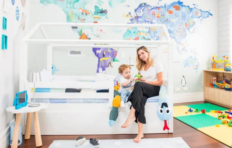No quarto de Pietro, 2 anos, a mãe Giuliana Caliceti quis um espaço que o acompanhe por vários anos. Os elementos lúdicos e que estimulam a organização estão em vários elementos. 
Foto: Leticia Akemi / Gazeta do Povo 