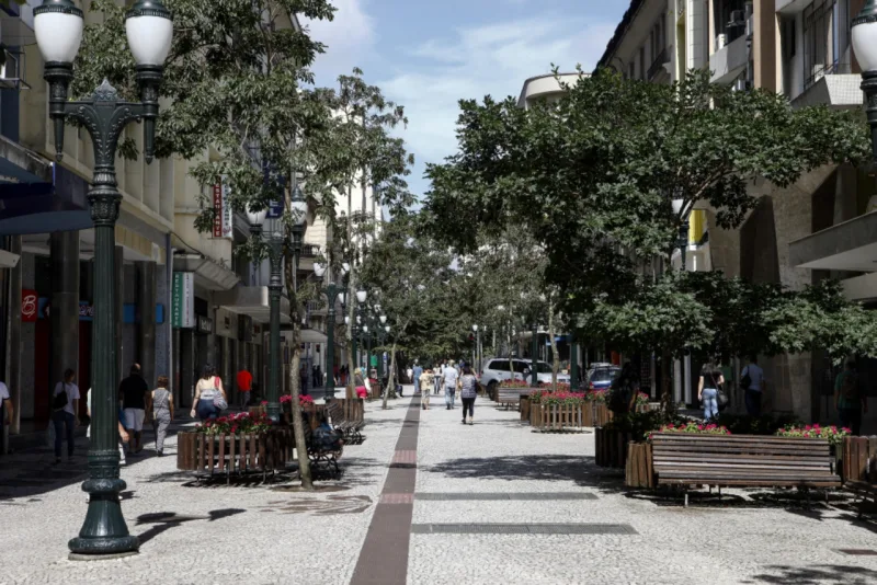 Fechamento da Rua XV de Novembro para carros foi uma das primeiras realizações de Lerner enquanto prefeito de Curitiba. Foto: André Rodrigues / Gazeta do Povo
