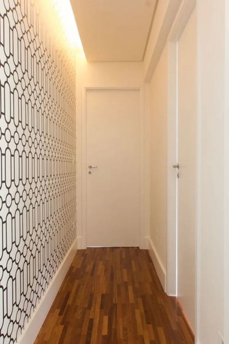Papel de parede e iluminação embutida no teto.
Foto: Reprodução Pinterest
