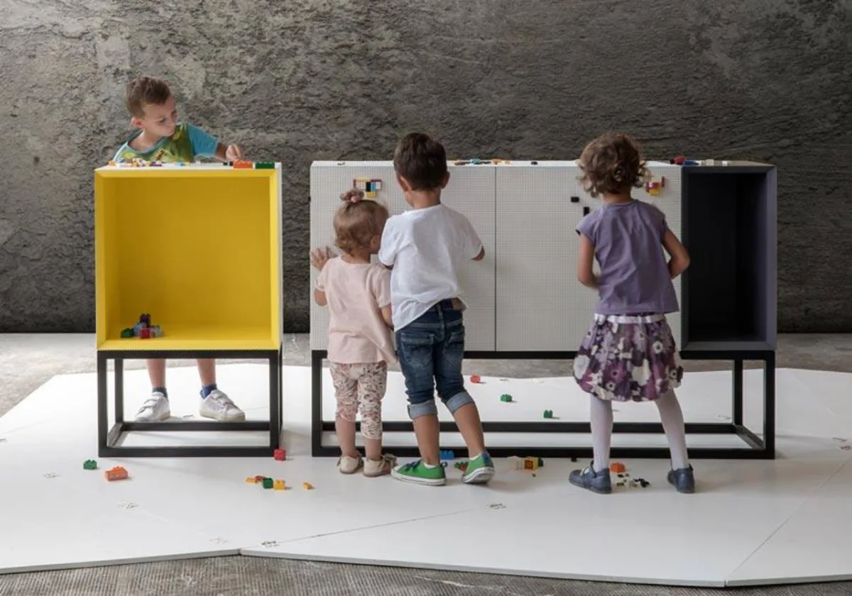 Móvel modular permite o encaixe das peças de LEGO na superfície. Fotos: Studio Nine / Reprodução 