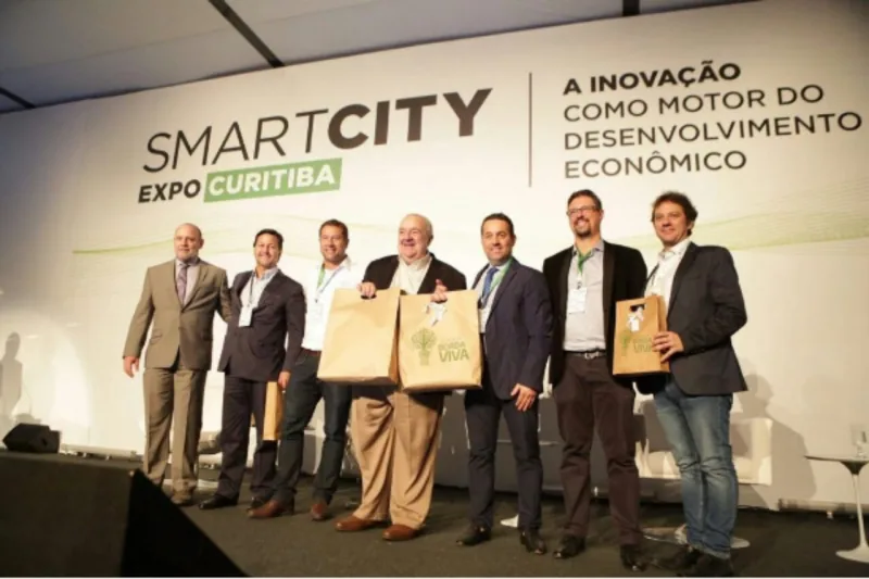 Prefeito Rafael Greca durante assinatura do acordo de cooperação que cria o Observatório Brasileiro de Cidades Inteligentes (OBCI). O ato aconteceu durante o Smart City Expo Curitiba no dia 1º de março.
Foto: Michel William/Divulgação