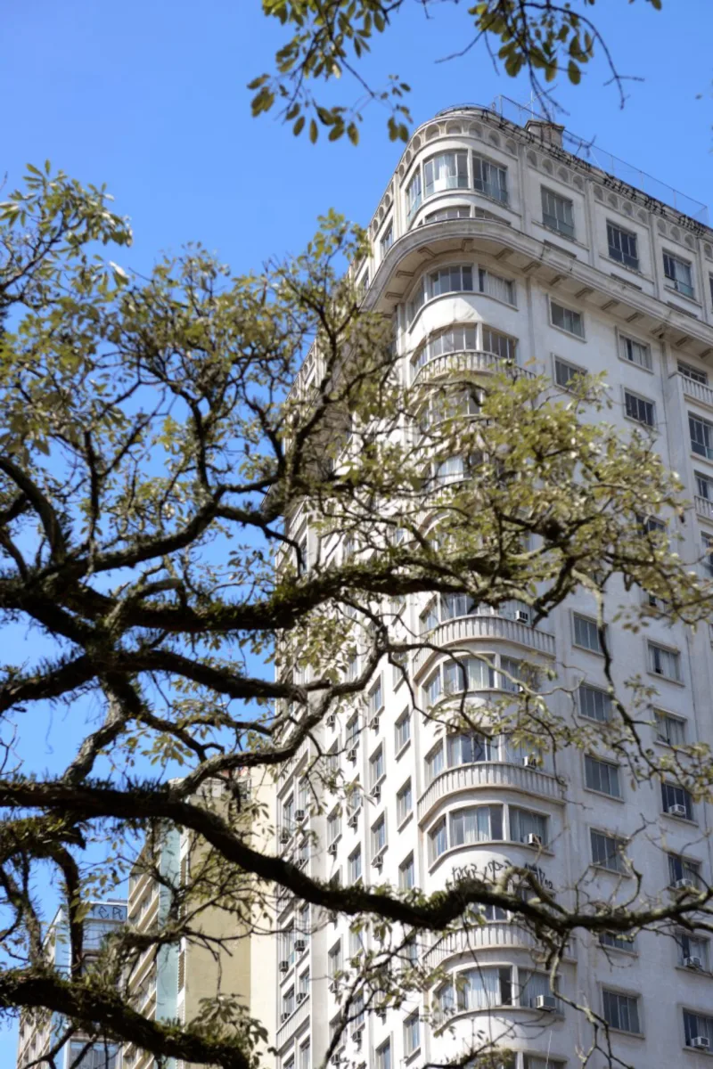 CIDADE VERDE - CURITIBA - 19 MARCO 2013 - PARANA - Aniversario de Curitiba Cidade Verde. Arvores e plantas sao comuns na capital paranaense, que ja foi chamada de capital ecologica. Na foto, vista do predio historico do antigo Hotel Eduardo VII com arvores da Praca Tiradentes - foto Henry Milleo / Agencia de Noticias Gazeta do Povo