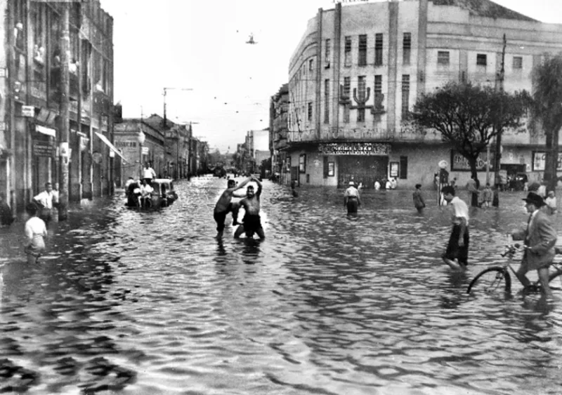 Enchente de 1947 na Praça Zacarias e Marechal Deodoro, com o primeiro Cine Luz à direita. Foto: Cid Destefani/Gazeta do Povo