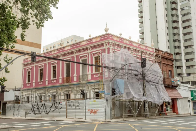 Aspectos arquitetonicos da Rua Emiliano Perneta. Centro de Curitiba