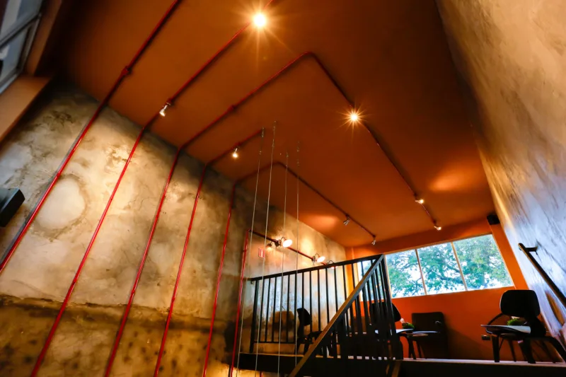 Ambiente do Wine Bar V. foi inspirada em adegas medievais.