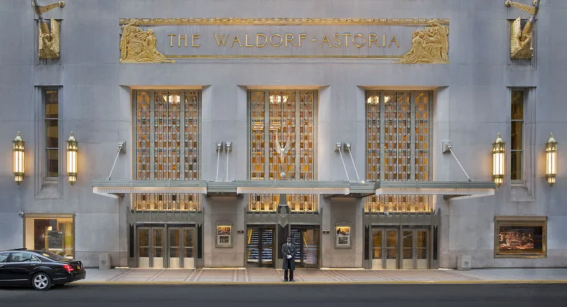 Waldorf Astoria foi construído em 1931 e ocupou a posição de hotel mais alto do mundo até 1963. Foi cenário para filmes como “Sr. e Sra. Smith” e para a clássica cena do tango de “Perfume de Mulher