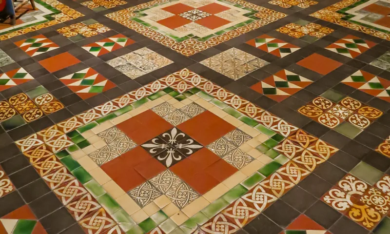 Piso com desenhos e cores celtas, que lembra uma colcha de retalhos, é uma das características da catedral de São Patrício.