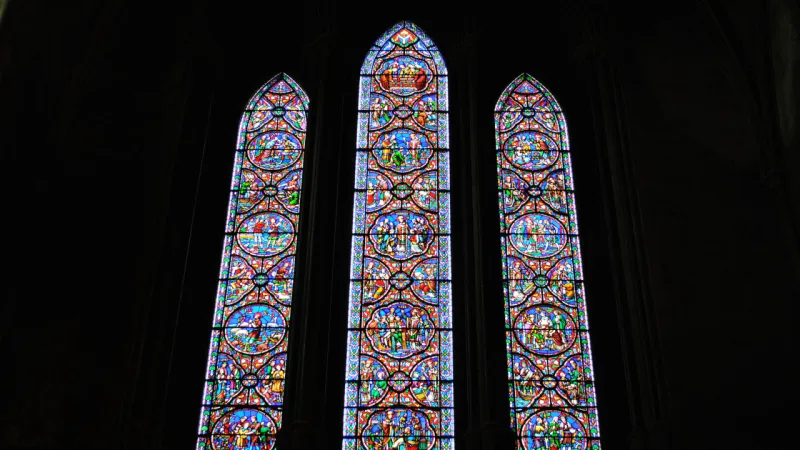 Vitrais coloridos são primorosos e contam a vida de Jesus Cristo, a Virgem Maria e São Patrício.