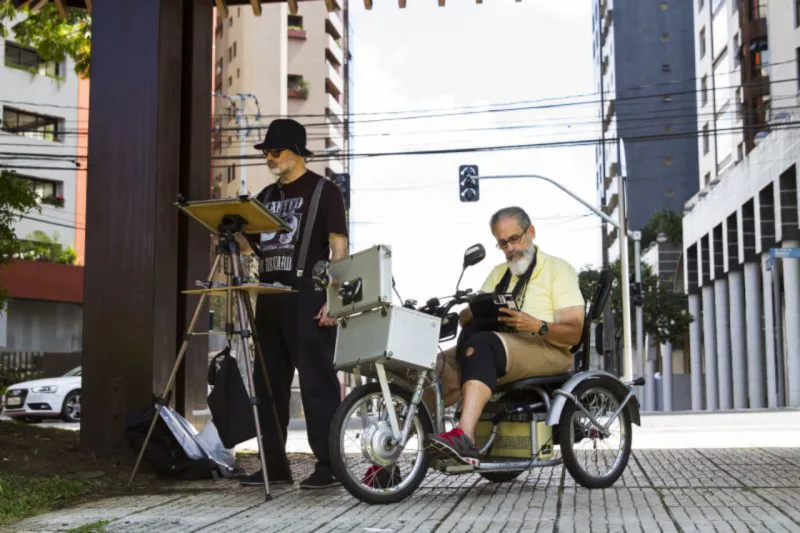 Há cinco ano, grupo se reúne todos os domingos com o objetivo de retratar a cidade