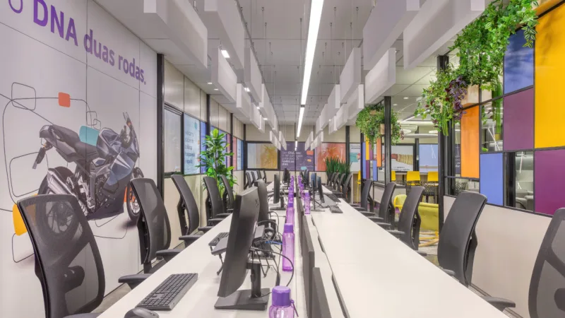 Projeto corporativo assinado pelo escritório Janaina Bazzo Arquitetura conta com toques de biofilia.