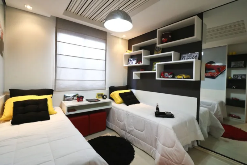 Quarto para irmãos de idades diferentes pelo Estúdio Campetti. Além das peças mais infantis, o papel de parede no teto na área de passagem foi uma das maneiras de conferir ao cômodo um tom também mais adulto para o filho mais velho. Foto: Tiago Campetti/Divulgação