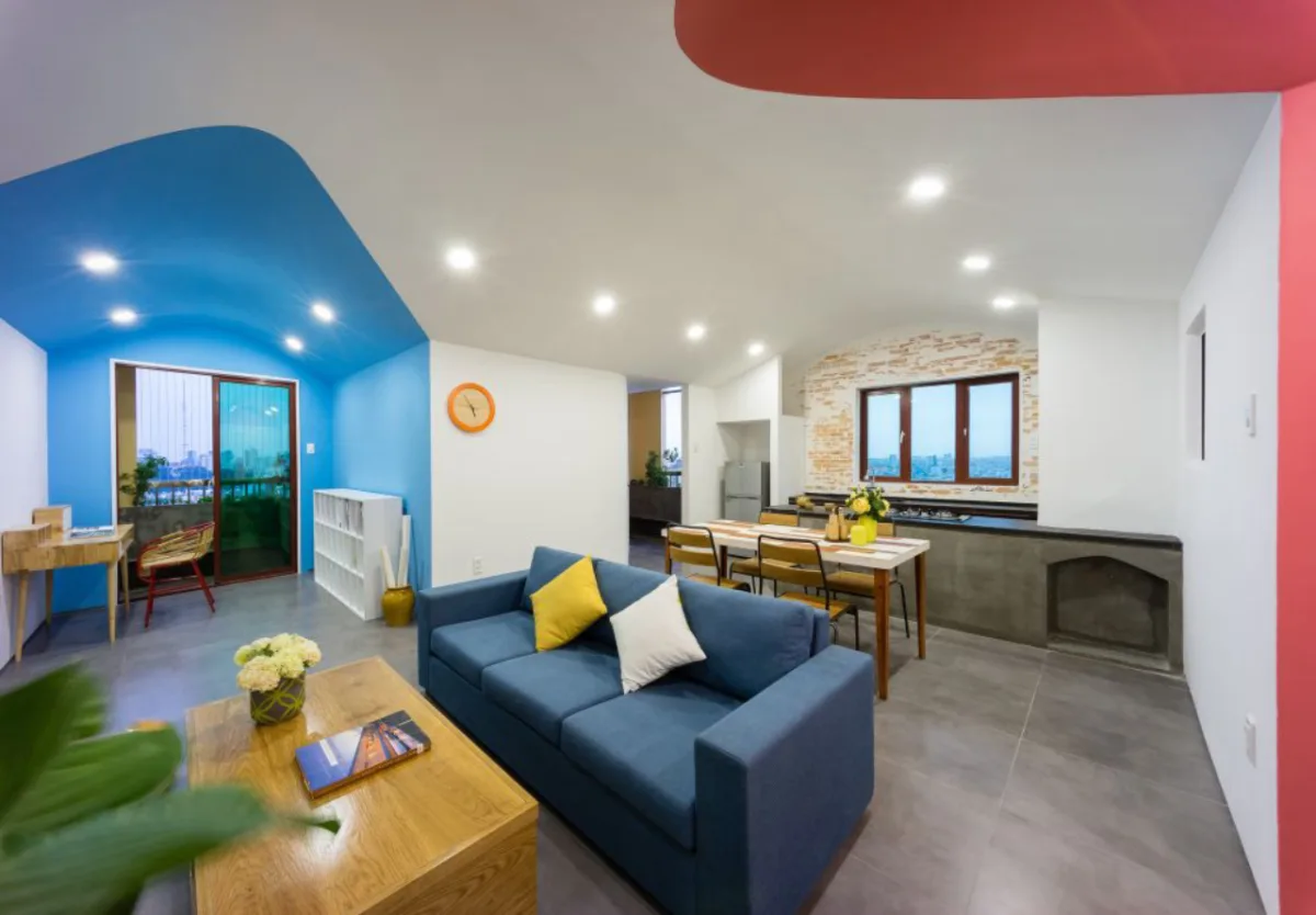 Apartamento no Vietnã assinado pelo escritório local AD+studio valorizou o teto com linhas  sinuosas e cores, em uma tentativa de reproduzir as habitações da infância dos moradores. Foto: Quangdam/Divulgação