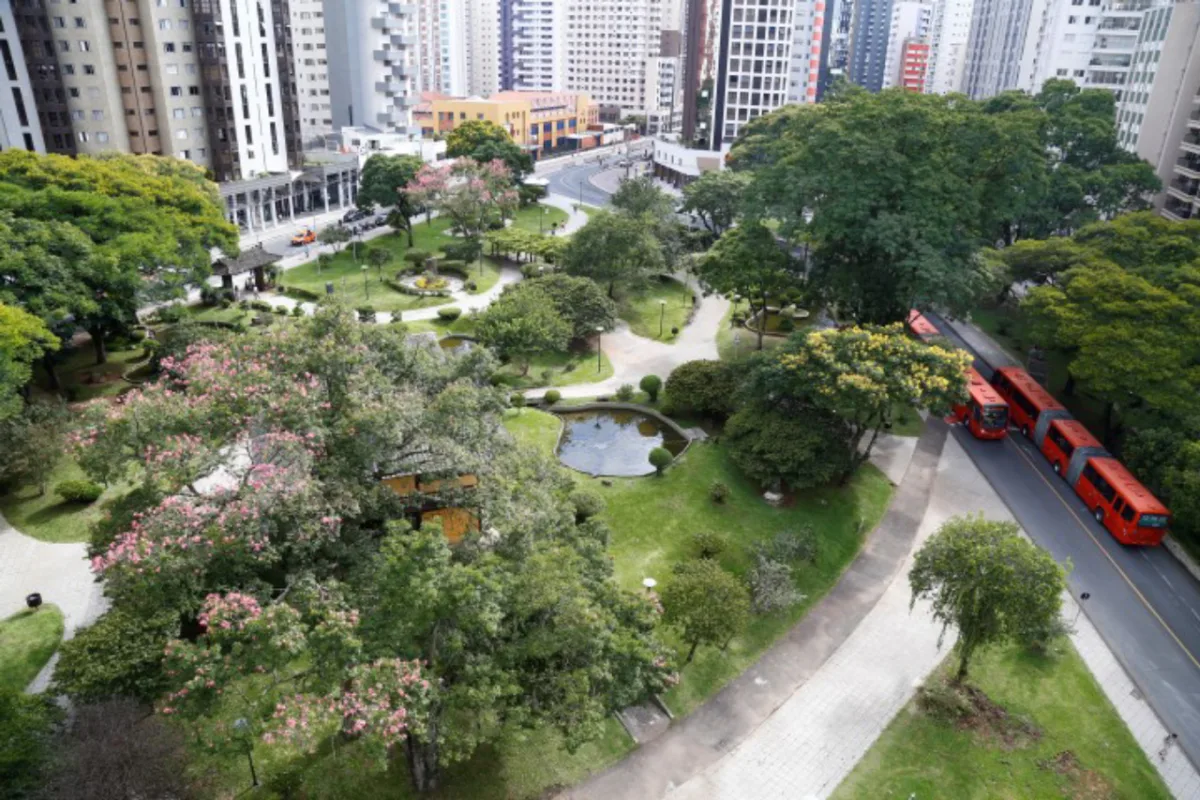 Grupo Croquis Urbanos vai passar a manhã de domingo retratando os detalhes da Praça do Japão.  Foto: Aniele Nascimento/Gazeta do Povo