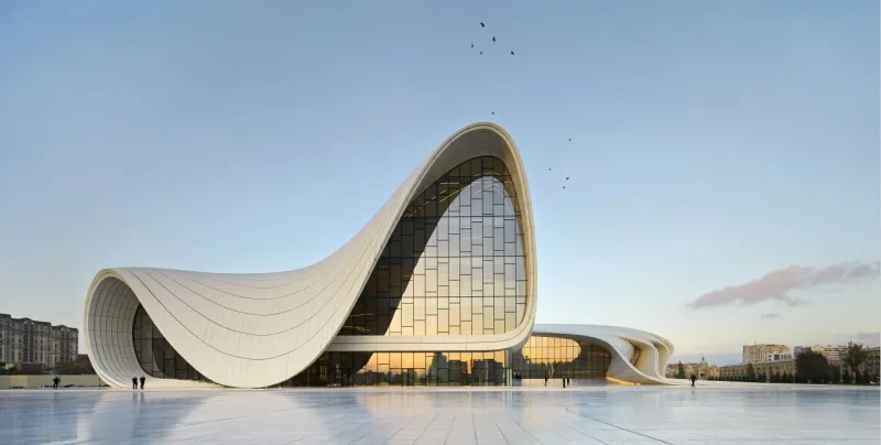 Centro cultural Heydar Aliyev, em Baku, no Azerbaijão, com fachada homogênea e cheia de movimento: a obra de 2013 é uma das mais representativas da arquiteta por fazer gritar a fluidez quase natural de seus edifícios.
Foto: Zaha Hadid Architects/Riba Comms/Divulgação