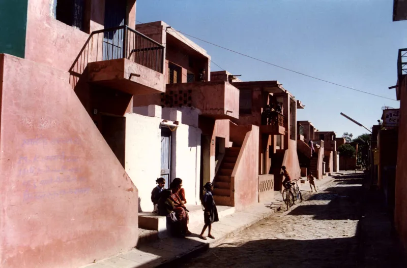 “Estas não são casas, mas lares, onde vive uma comunidade feliz. Isso é o que realmente importa", comenta Doshi sobre o conjunto habitacional Aranya. Foto: courtesy of VSF