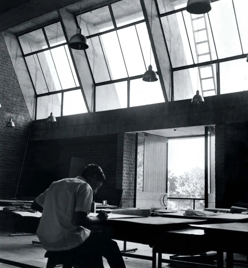 Doshi na Escola de Arquitetura do Centre for Environmental Planning and Technology. Foto: courtesy of VSF