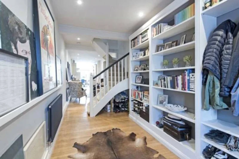 Sala da casa super estreita. Apesar de a fachada assustar, os ambientes internos são amplos, bem distribuídos e têm uma bela decoração. Foto: Reprodução / Savillis