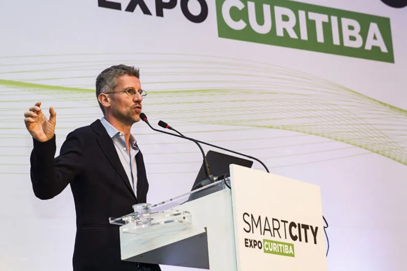 Palestra de Carlo Ratti deu início ao congresso do Smart City Curitiba 2018. Foto: Ana Gabriella Amorim