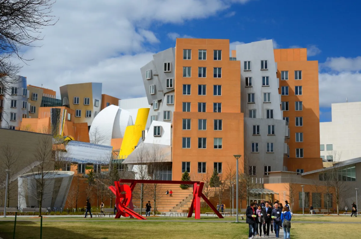 Centro Ray e Maria Stata, complexo acadêmico de 40 mil m² de autoria do arquiteto Frank Gehry. para o Instituto de Tecnologia de Massachusetts (MIT), melhor instituição de ensino de arquitetura do mundo. Foto: Bigstock. 