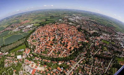 Muro em volta da cidade construído na época medieval está intacto até os dias atuais e permite visita de turistas. Foto: Tourist-Information Nördlingen
