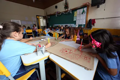 Matéria especial para a Gazeta impressa - Escola municipal Santa Ana Mestra no bairro Campo do Santana em Curitiba - Escola que faz parte do projeto da secretária municipal de educação que adota o sitema de equidade como porto principal no ensino. Professores da escola que fazem parte do projeto com a diretora Terezinha de Jesus Ribeiro - alunos fazendo atividades dentro da sala de aula - crianças participando de atividades circenses no contra turno da escola - sala de aula com crianças do pré -
