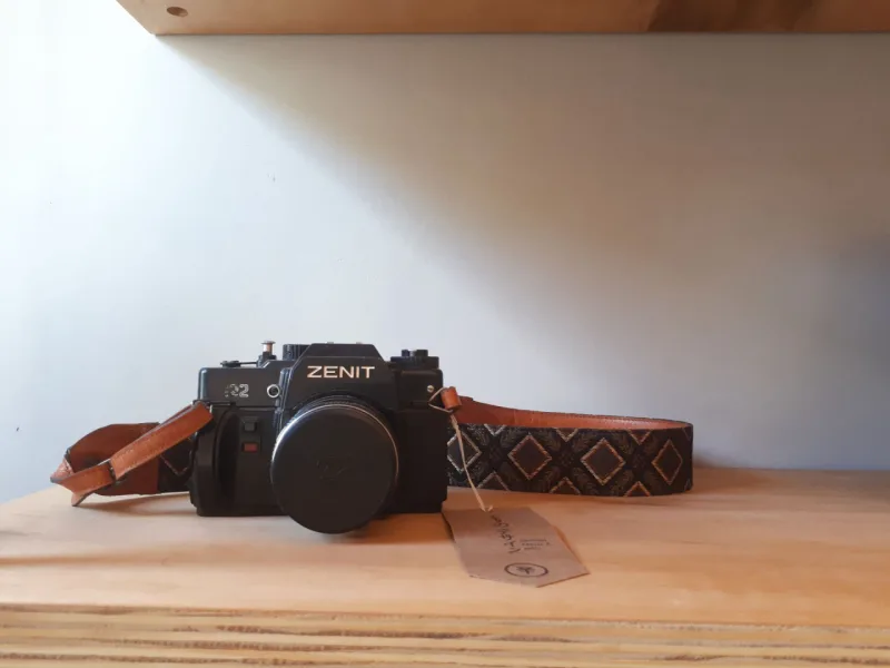 Strap de câmera, da Yë. R$ 170. Foto: Carolina Werneck/Gazeta do Povo