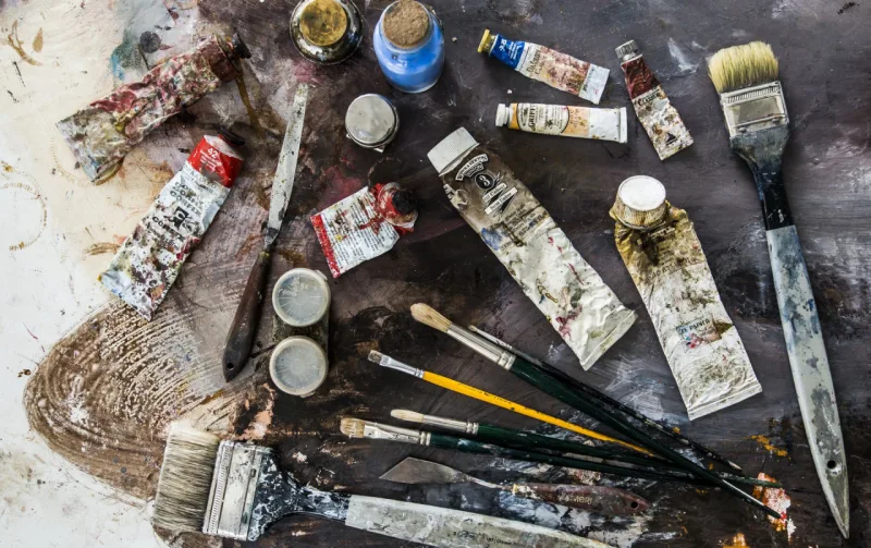 A tinta acrílica é o principal material usado pelo artista desde que era adolescente. Foto: Letícia Akemi/Gazeta do Povo