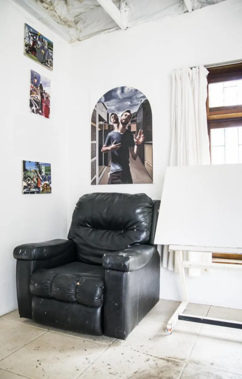 “Ter duas cabeças já deixa feio. Já dá uma certa repulsa. Mas o rosto é suave, escolhi um amigo meu que é bonito pra fotografar. Assim busco contradições dentro da própria pintura”, explica Scandelari. Foto: Letícia Akemi/Gazeta do Povo