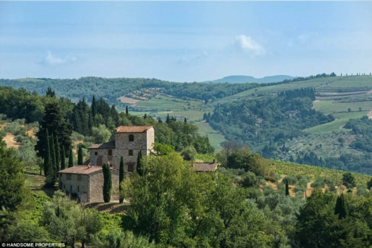 Vila na Toscana, parte central da Itália, que pertenceu à família de Michelangelo por mais de 300 anos. Ela foi restaurada pelo atual morador e agora posta à venda. Fotos: Handsome Properties/Divulgação