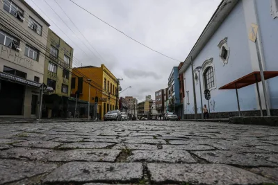 Apesar da pouca extensão, rua Trajano Reis mistura estilos arquitetônicos, o que fala muito sobre a origem de Curitiba. Foto: Jonathan Campos/Gazeta do Povo.