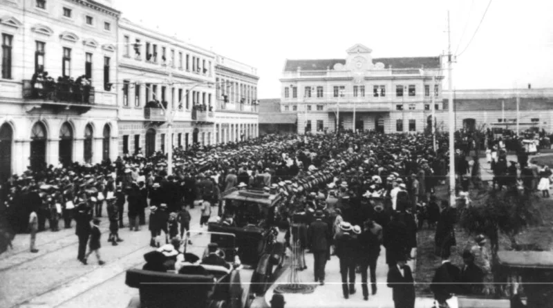 Desfiles militares reuniam milhares de moradores da capital da província, como no ato realizado no dia 2 de setembro de 1917. Foto: Antonio Linzmeyer/Instituto Histórico Geográfico e Etnográfico do Paraná/Casa da Memória de Curitiba.