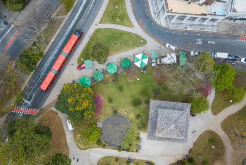 Novo Ligeirão Norte-Sul reduz tempo de trajeto pela metade e dá uso a obra não utilizada desde 2014. Na imagem vista aérea da Praça do Japão. Curitiba, 10/08/2017 - Foto: Daniel Castellano / SMCS