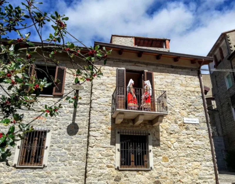Segundo o prefeito, a cidade vai oferecer novos cursos de culinária, para a produção de queijo, macarrão e cestas, além de aulas sobre o dialeto local aos novos moradores. Foto: reprodução/Prefeitura de Ollolai