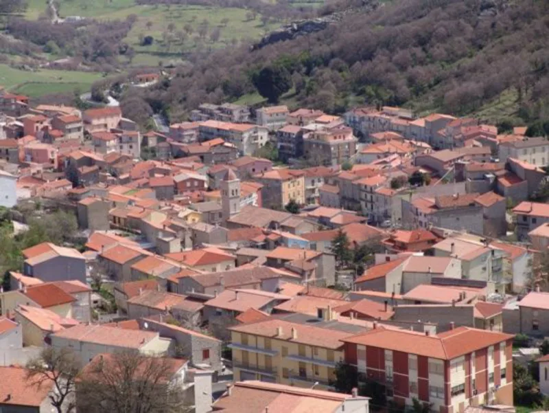 A vila se localiza no interior da ilha, na região montanhosa de Barbagia. Foto: reprodução/Prefeitura de Ollolai