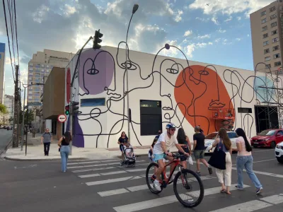 Curitiba ganha mural gigante de André Mendes em prédio no Centro