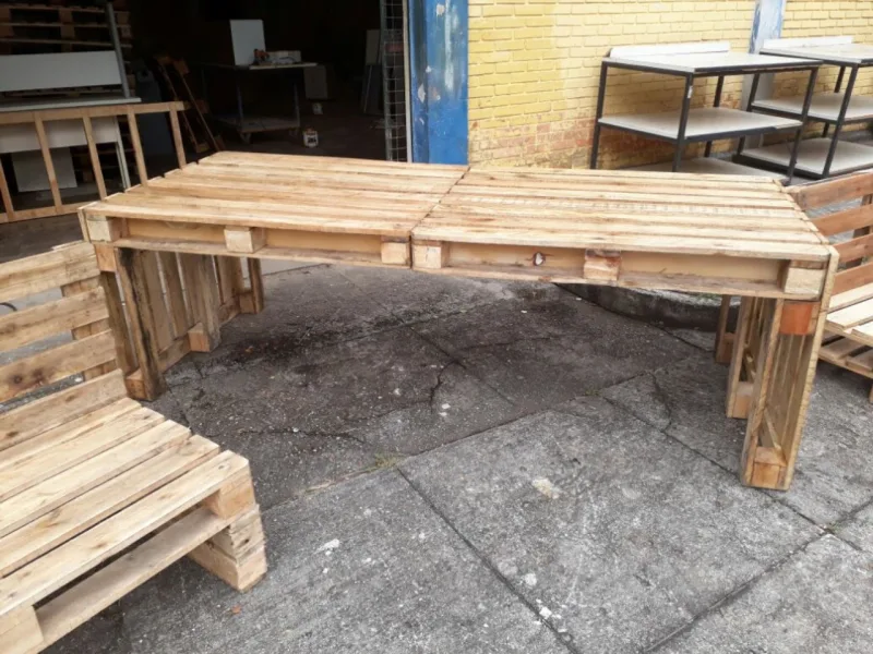 Mais de 40 pallets que iriam para o lixo serão transformados em móveis para os coworkings públicos da Prefeitura de Curitiba, os Worktibas. Fotos: Divulgação