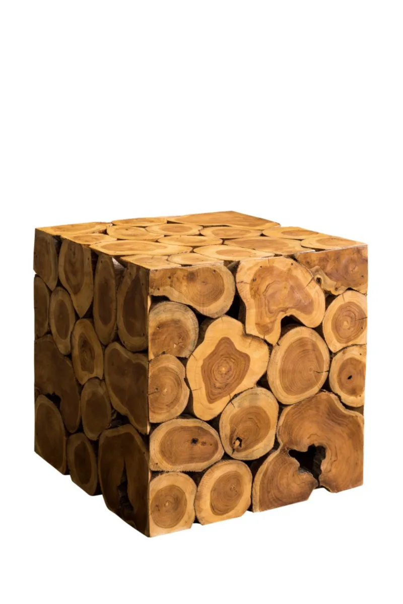 O cubo com mosaico de madeira serve como banco ou como mesa de apoio.