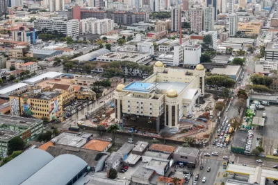 Igreja Universal já se interessou em comprar o moinho amarelo vizinho a sua nova construção. Foto: Letícia Akemi/Gazeta do Povo