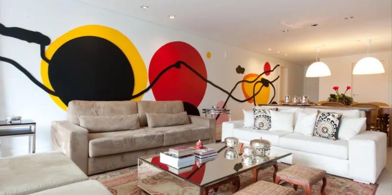 Com alguma influência street, mas principalmente de Poty Lazzarotto e Jair Mendes, o artista plástico André Mendes realizou uma obra para a sala de uma casa em Curitiba.
Foto: Letícia Akemi / Agência de Notícia Gazeta do Povo.