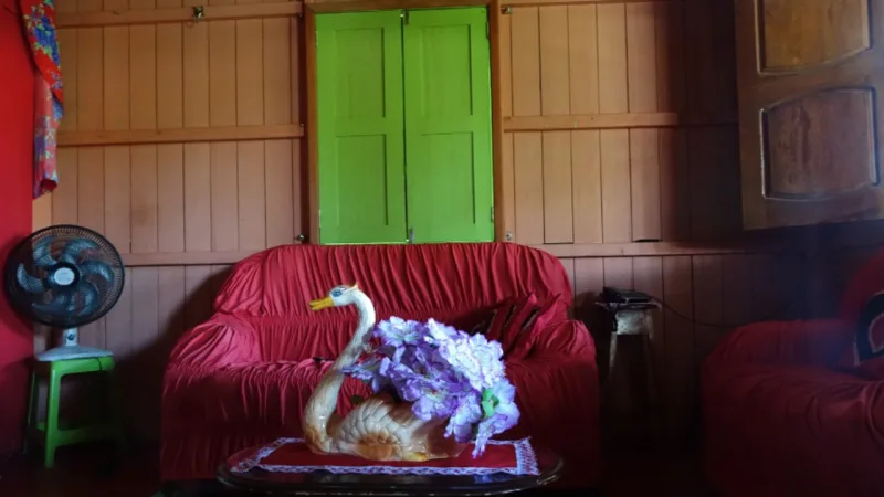 Interior de casa ribeirinha na Amazônia